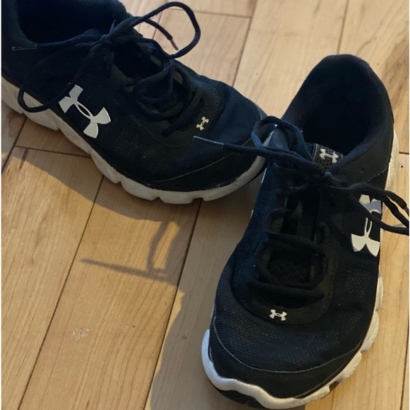 Great condition barely used woman's Under Armour sneakers 8.5 - Picture 5 of 7